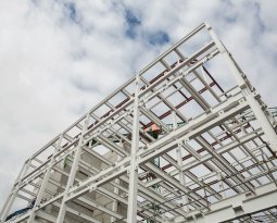 Ventajas de la construcción prefabricada en estructuras metálicas