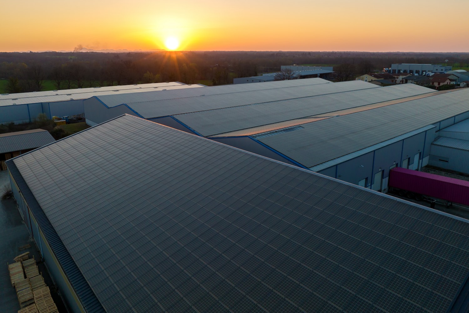 Claves técnicas para decidir la cubierta de una nave industrial