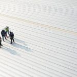 Cubiertas de naves industriales: cómo elegir entre panel sándwich, deck o cool roof