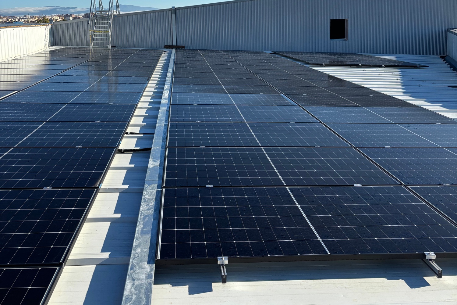 Fotovoltaica en cubiertas industriales: qué está cambiando en el diseño de naves